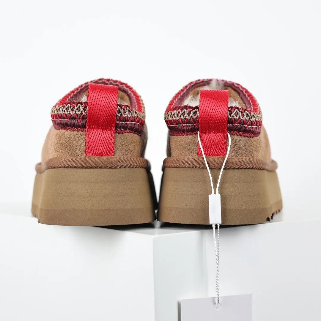 Copy price 💰560 Core recommendation of good price 5cm thick sole, independently developed original outsole, cashmere insole, keeping warm in winter, suitable for home use. In the new year, uug launched a style series, which is partially geared towards the preferences of young consumers. It has also moved to the forefront of fashion trends. Shoe body material, water-repellent coated suede upper, 17 mm UGGPURE™ implanted wool insole, lightweight non-slip and comfortable rubber outsole, with brand LOGO and trademark, with full package Size: 35 36 37 38 39 40